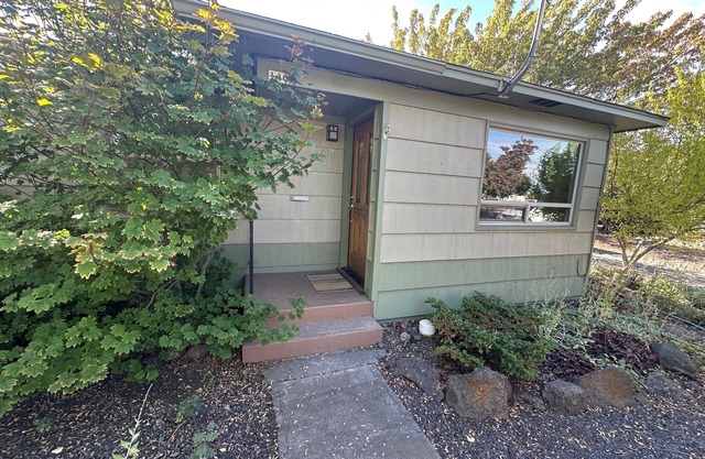 Beautiful 3-bedroom home in Redmond. Family friendly, walk to downtown!
