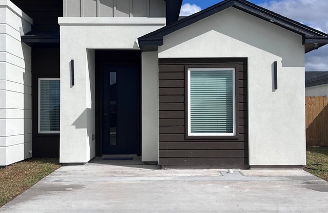 Beautiful 3-bedroom house within minutes of SpaceX!