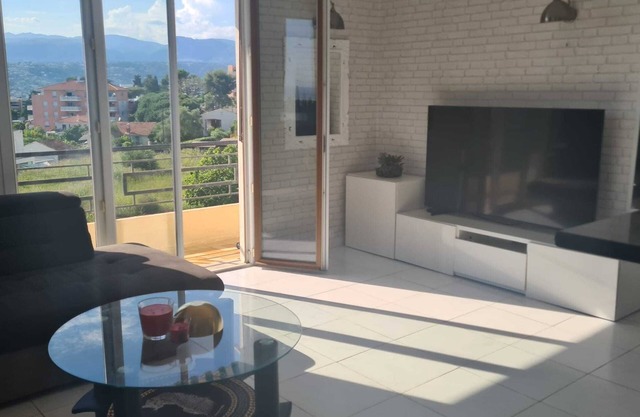 Beautiful 3-room apartment, sea view