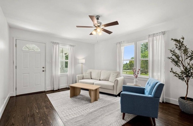 Beautiful 3BR/2Bath home with porch swing! WiFi and office space