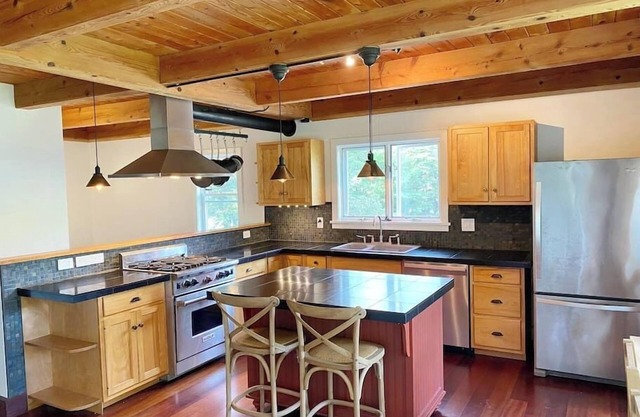 Beautiful 4 Bed Home in a Tranquil, Ideal Setting