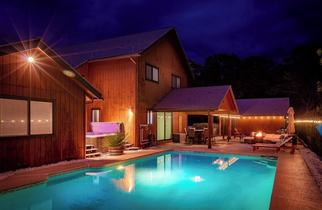 Beautiful 4-bedroom close to Sequoia Nat’l Park w/WiFi, Pool, Spa, Pet Friendly