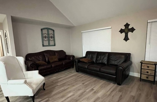 Beautiful 4-bedroom, 3 full baths, sleeps up to 10 located in LaPorte, Texas,