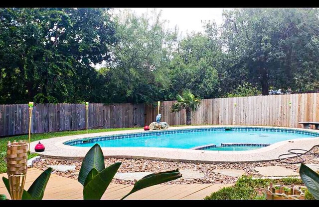 Beautiful 4 bedroom home w/private pool & game room!