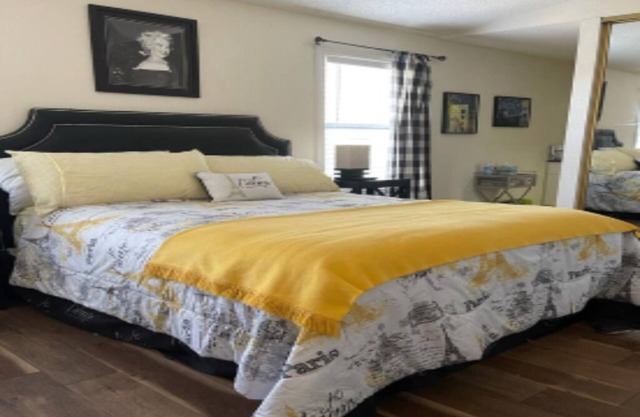 Beautiful 450sqft Master Bedroom w/Private full bathroom, Parking nxtra room ava