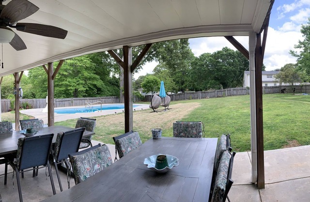 Beautiful 4BD RM Home Sleeps 12 w/Inground Pool Less Than 15Mins To Atl Airport