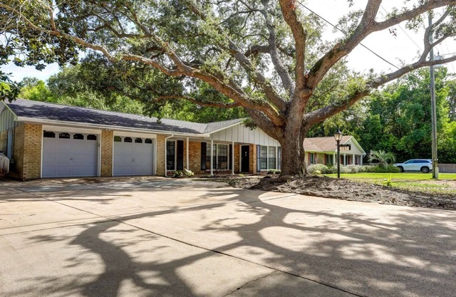 Beautiful 4BR Home in FWB | Fenced Yard | Pet Friendly | 10 Minutes to Okaloosa Island & Beaches