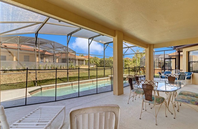 Beautiful 5 bedrooms with pool close to Disney