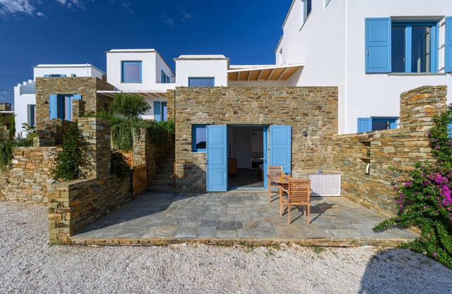 Beautiful 5 double bedroom villa "on the beach" - Large swimming pool access - garden