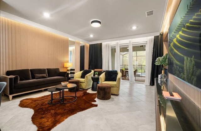 Beautiful 7 Bed Pool Home with Themed Rooms-15859C