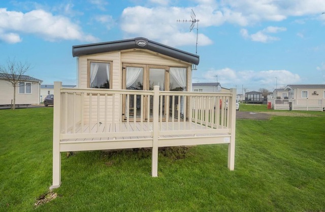 Beautiful 8 berth caravan at Naze Marine Holiday Park in Essex ref 17003D