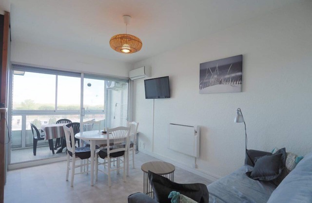 Beautiful air-conditioned apartment in a residence with swimming pool!