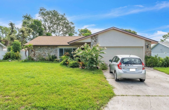 beautiful and safe golf neighborhood.n 10 minute from downtown and the beach