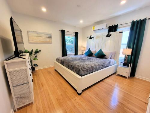 Beautiful and spacious 2 bedroom home in an excellent location near LACMA Acadamy Awards Museum Peterson Museum and more