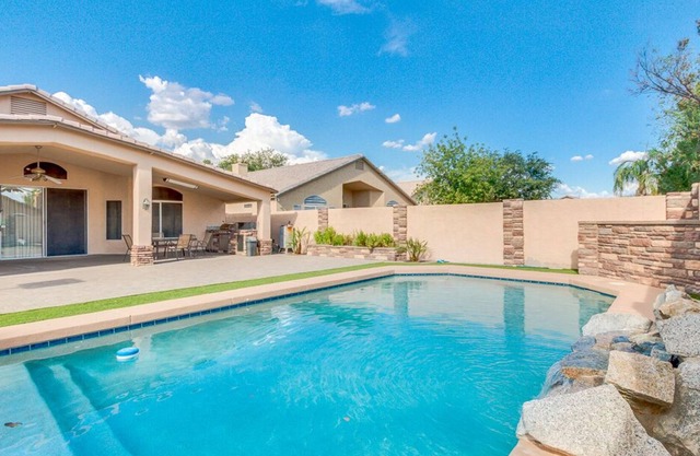 Beautiful and Spacious! 4 bedroom 2 bathroom / Private Diving Pool