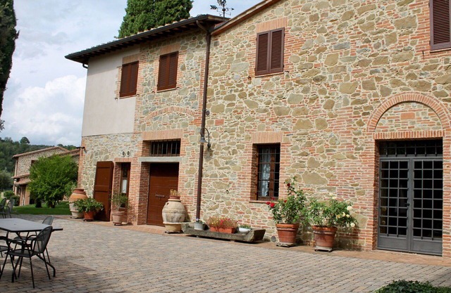 Beautiful apartment in villa for 6 guests with A/C, WIFI, pool, TV and terrace