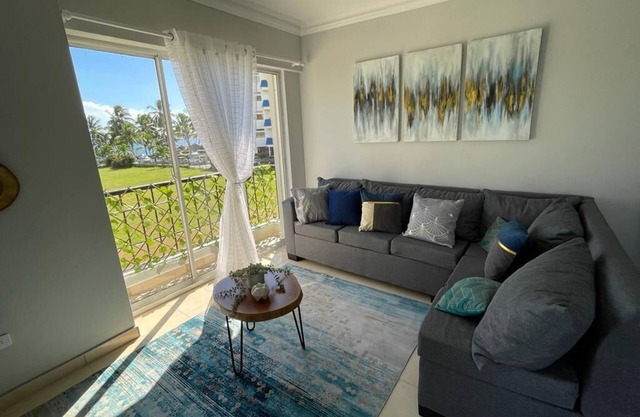 Beautiful apartment with sea view 🌊 and free parking.