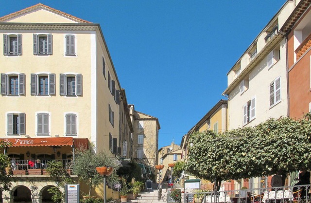 Beautiful apartment in villa for 4 guests with pool, A/C, WIFI, TV, patio and pets allowed