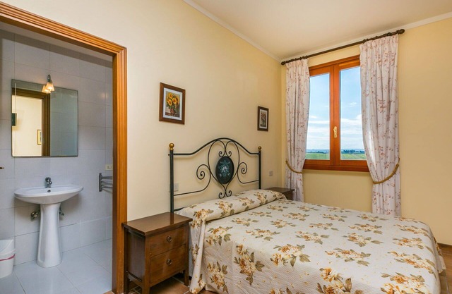 Beautiful apartment for 2 guests with A/C, pool, WIFI, TV and pets allowed