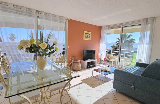 BEAUTIFUL APARTMENT BY THE SEA WITH SEA VIEW, WIFI, PARKING, SWIMMING POOL