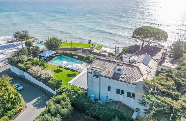 Beautiful apartment for 6 people with pool, WIFI, TV, patio and pets allowed