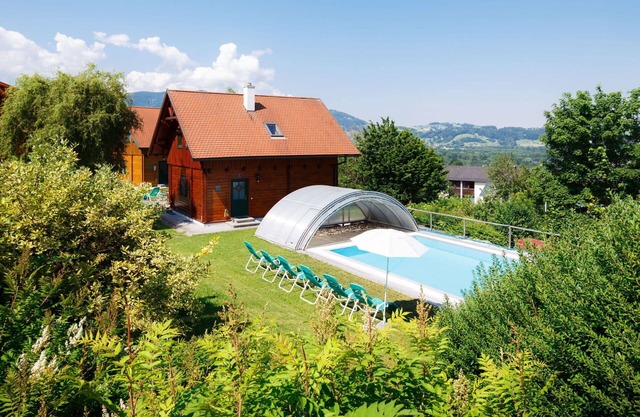 Beautiful apartment in villa for 4 guests with pool, WIFI, TV, terrace and pets allowed