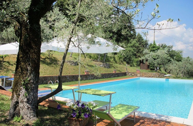 Beautiful apartment in villa for 4 people with WIFI, pool, TV, patio and pets allowed
