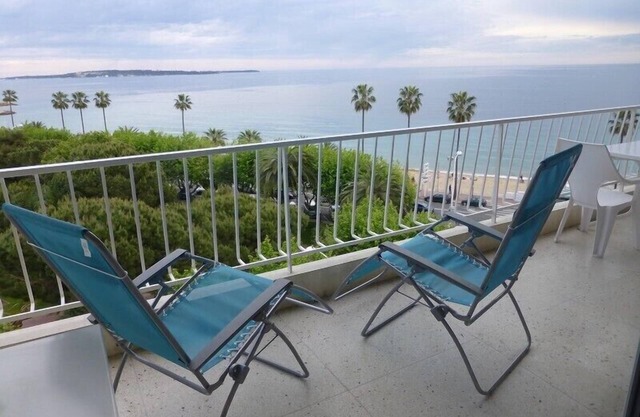 Beautiful apartment comfortable, sea view, 50 m from the beach, Cannes, 4 people