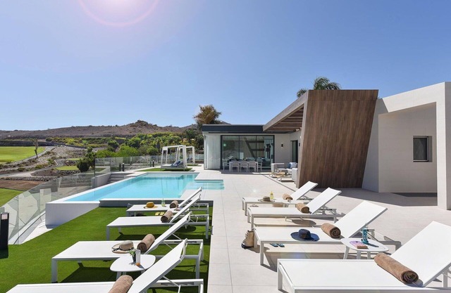 Beautiful apartment in villa with WIFI, private pool, A/C, TV, terrace and pets allowed