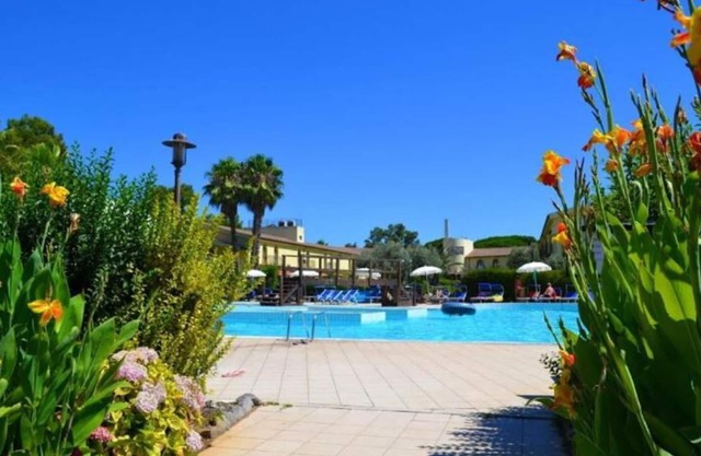 Beautiful apartment for 4 guests with WIFI, pool, A/C, TV and pets allowed