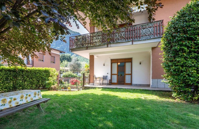 Beautiful apartment for 2 guests with WIFI, TV, patio and pets allowed
