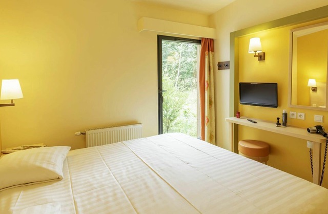 Beautiful apartment in villa for 4 guests with hot tub, pool, WIFI, TV and terrace