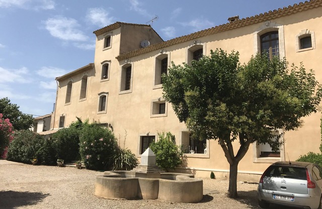 Beautiful Apartment in an exclusive domaine, surrounded by vineyards.