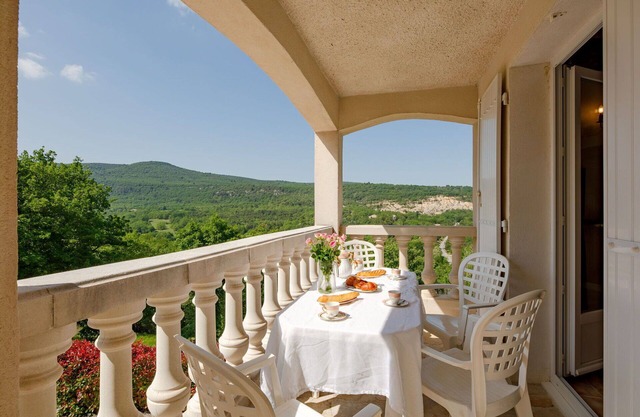 Beautiful apartment in villa for 6 guests with WIFI, TV, balcony, pets allowed and panoramic view