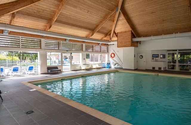 Beautiful apartment in villa for 4 guests with pool, internet, TV, terrace and pets allowed