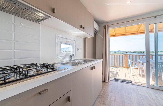 Beautiful apartment in villa for 6 people with A/C, WIFI, pool, TV and terrace