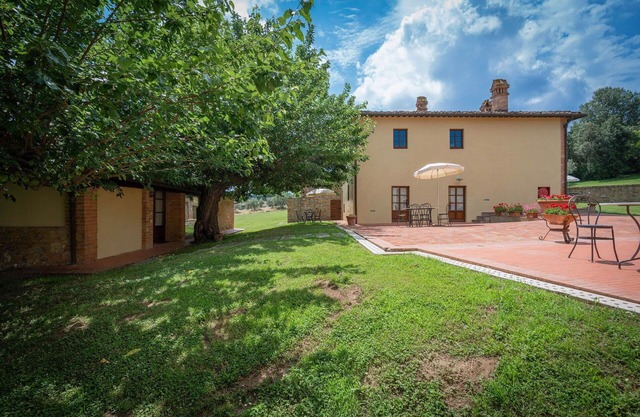 Beautiful apartment in villa for 4 people with pool, WIFI, A/C and TV