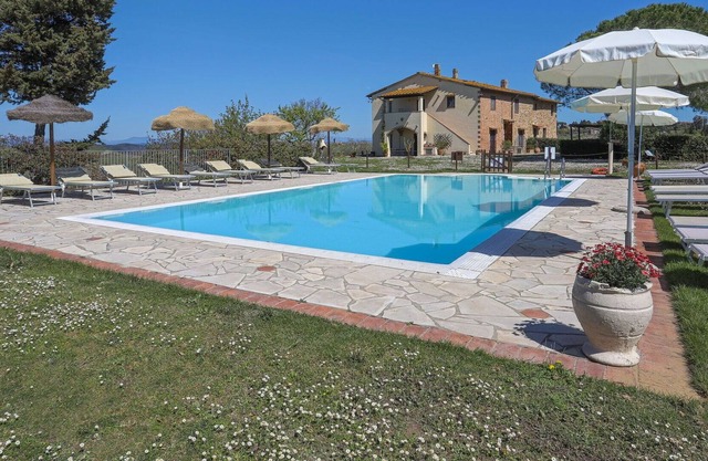 Beautiful apartment in villa for 5 guests with pool, WIFI, TV, terrace, pets allowed and parking