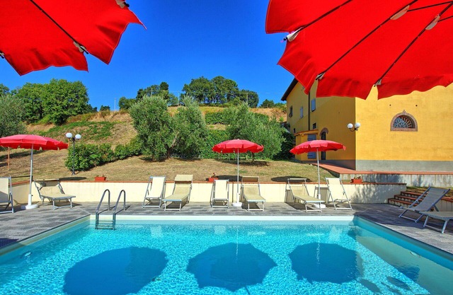 Beautiful apartment in villa for 2 guests with WIFI, A/C, pool, TV, pets allowed and panoramic v.