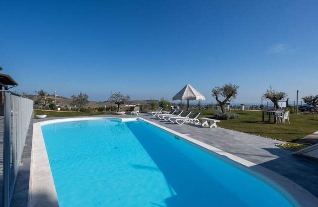 Beautiful apartment in villa for 4 guests with WIFI, A/C, pool, TV, patio and pets allowed