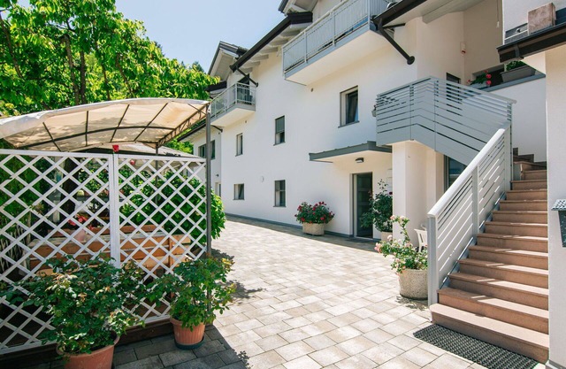 Beautiful apartment for 4 guests with WIFI, TV, patio and pets allowed