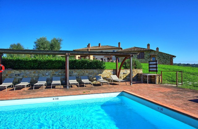 Beautiful apartment for 4 people with A/C, pool, TV and panoramic view, close to Siena