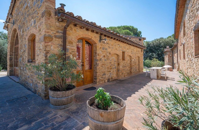 Beautiful apartment for 4 people with pool, WIFI, A/C, TV and pets allowed, close to San Gimignano