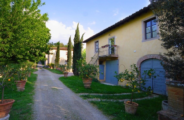 Beautiful apartment in villa with pool, WIFI, TV, patio and panoramic view, close to San Gimignano