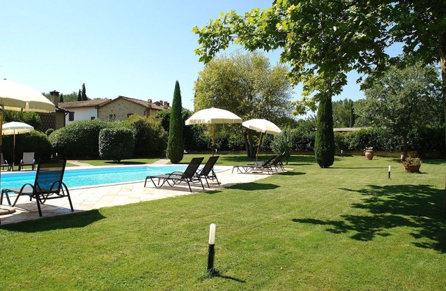 Beautiful apartment in villa with pool, WIFI, TV, terrace and pets allowed, close to San Gimignano