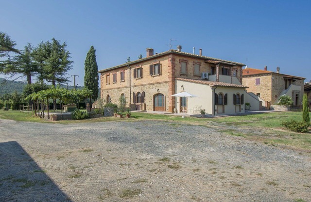 Beautiful apartment in villa for 12 people with WIFI, A/C, TV, patio and pets allowed