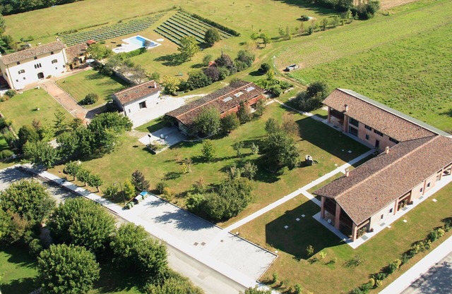 Beautiful apartment in villa for 4 people with WIFI, A/C, pool, TV, terrace and pets allowed