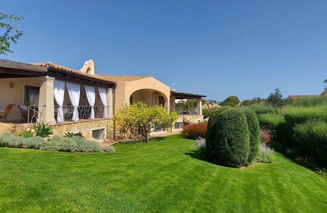 Beautiful apartment in villa with sea view and manicured garden