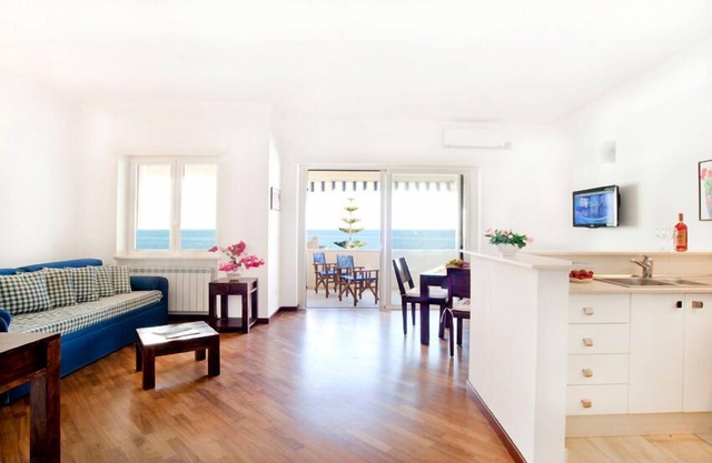 Beautiful apartment right by the sea, with balcony, for 2 to 4 guests.