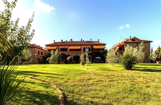 Beautiful apartment with pool, A/C, WIFI, TV, terrace and panoramic view, close to San Gimignano